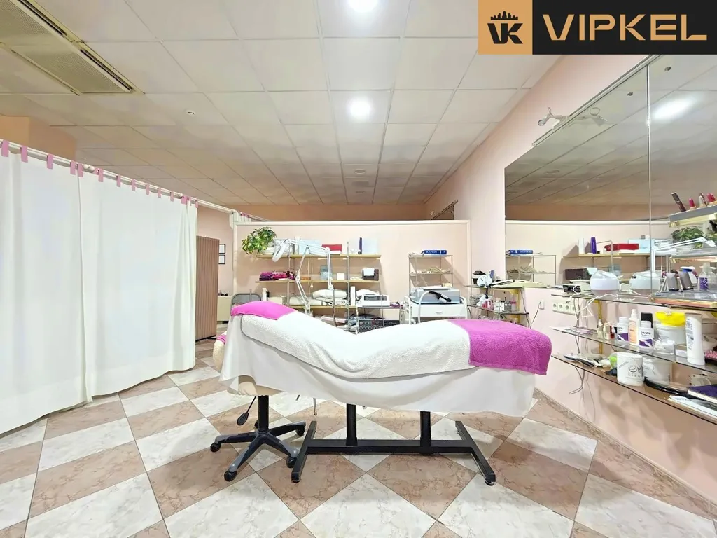 Vannitoad - Commercial Space with Eye-Catching Windows in Toledo