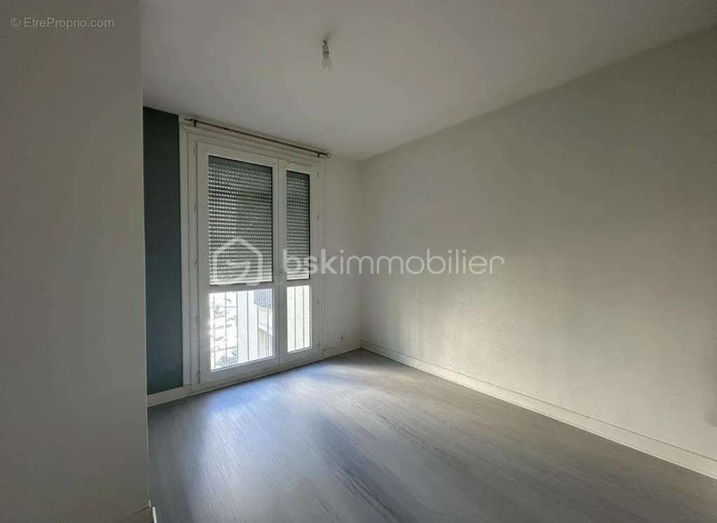 Pièces - Appartement Rénové avec Balcon à Dernier Étage