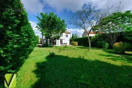 Aed - Villa with Garden in Saint-Bonnet-de-Mure