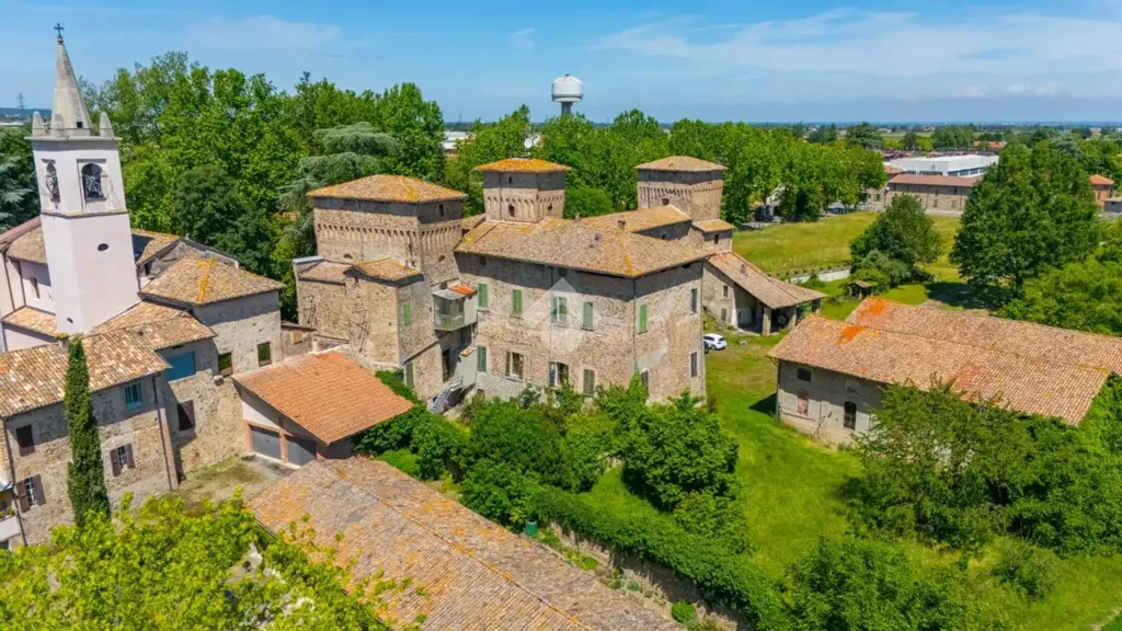 Vue aérienne - Historic Castle with 2 Ha Land in Parma