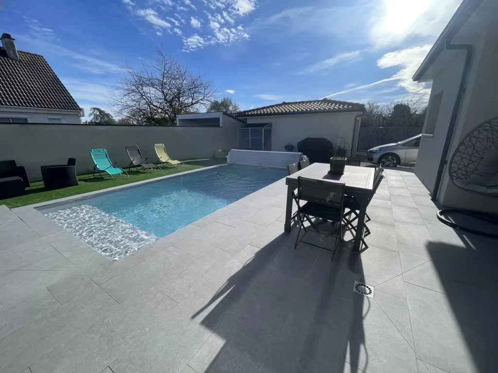 Piscina - Contemporary Villa with Pool in Villate