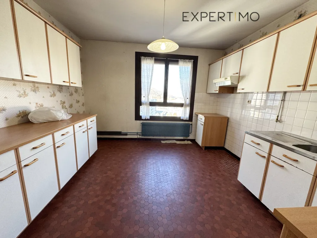 Kitchen - Spacious Flat with Balcony in Sassenage