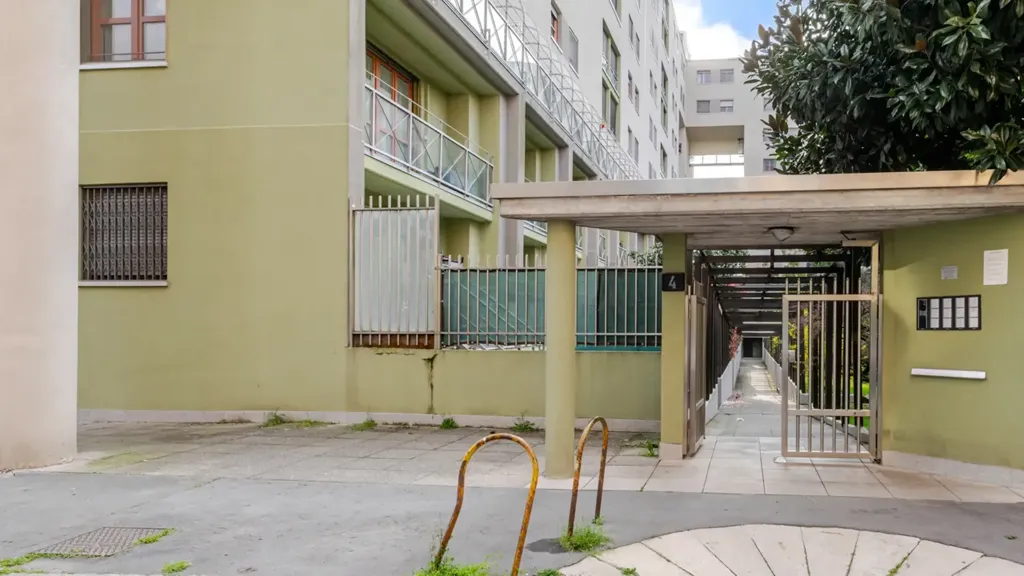 Esik - Flat with Balcony in Milan
