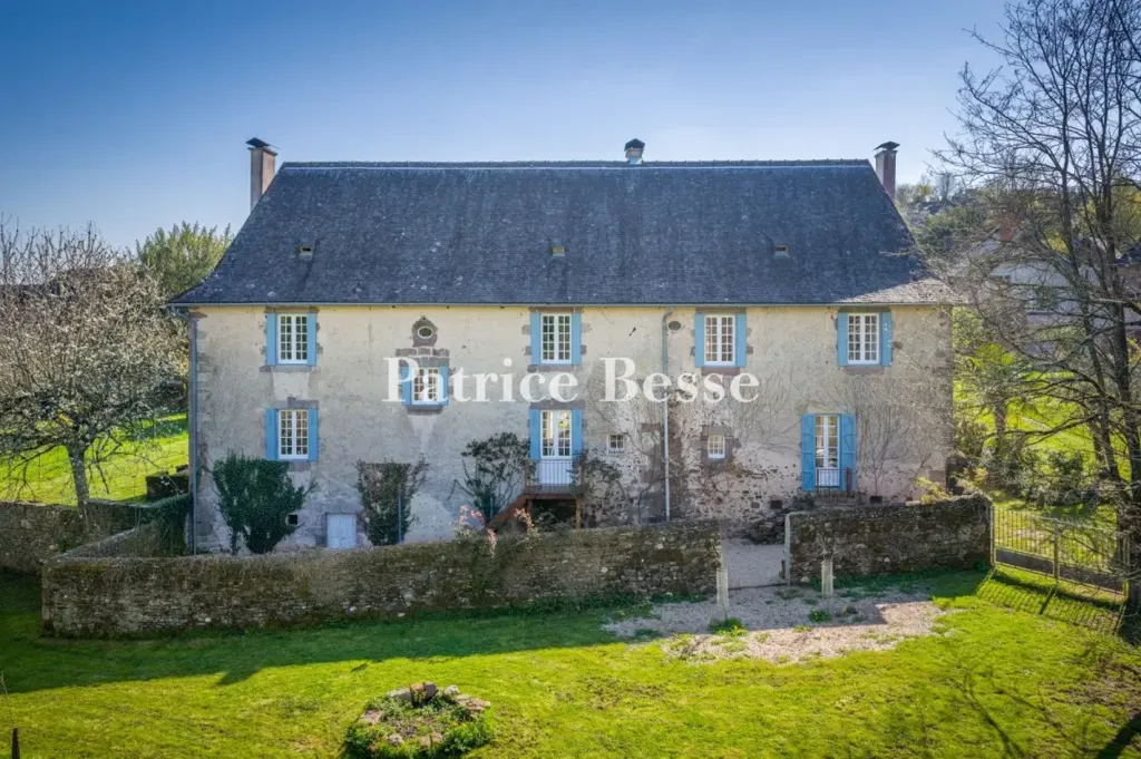 Extérieur - Manoir du 17e s. avec Dépendances en Corrèze
