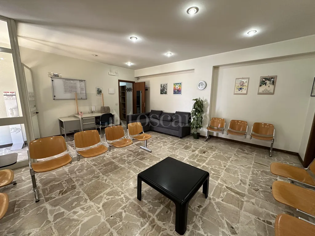Esik - Rental Apartment with Three Entrances in Catania
