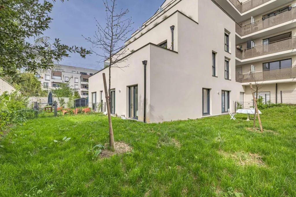 Garden - Modern Apartment with Garden in Orly