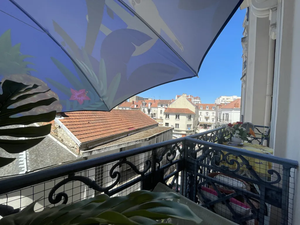 Rõdu - 2-Bedroom Apartment in Vichy with Balcony
