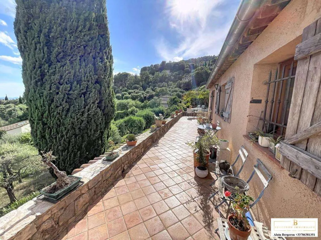 Terrasse - Maison de Caractère avec Vue Mer à Spéracèdes