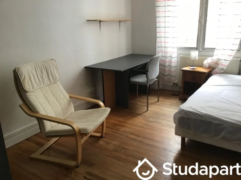 Chambres - Appartement meublé avec garage à vélos au centre-ville d'Aigle
