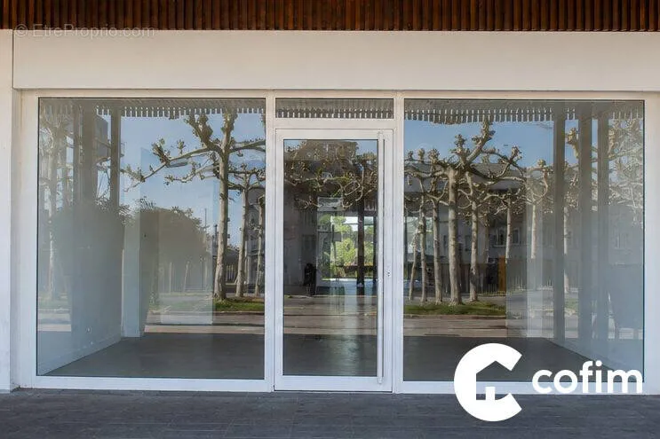 Extérieur - Local Commercial avec Belle Vitrine à Mourenx