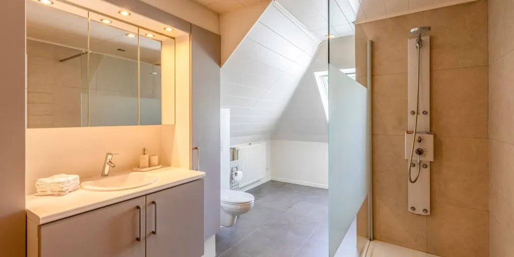 Salles de bain - Villa Rénovée avec Jardin à Merelbeke