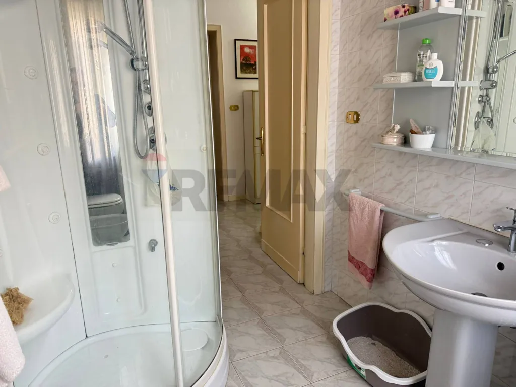 Bathrooms - Villa with 1,200m² Garden in Adria