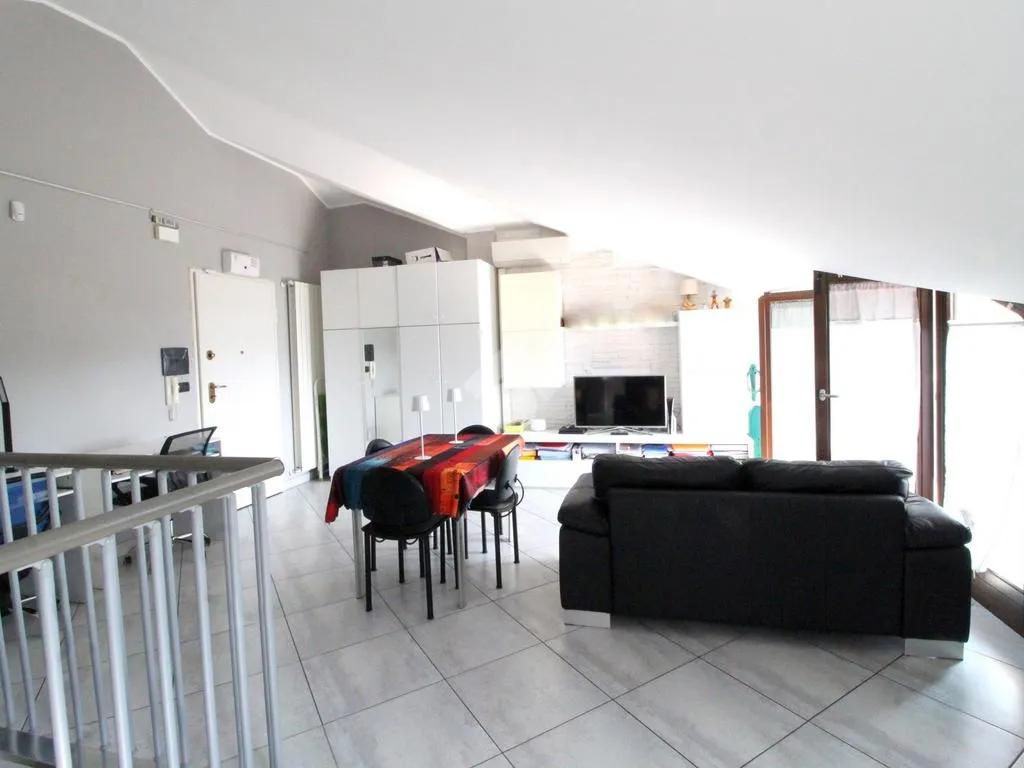 Elutuba - Penthouse Apartment with Balcony in Pianezza