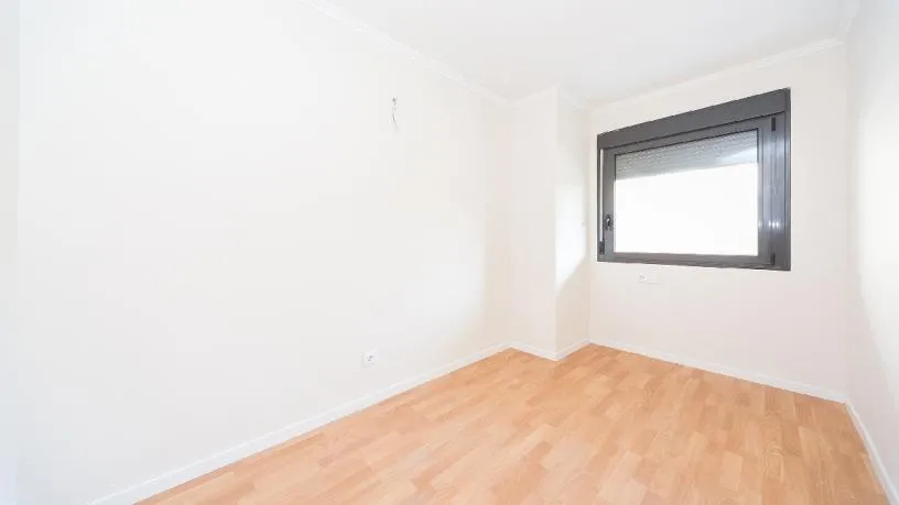 Rooms - Spacious Apartment with Balcony in Sant Adrià de Besòs