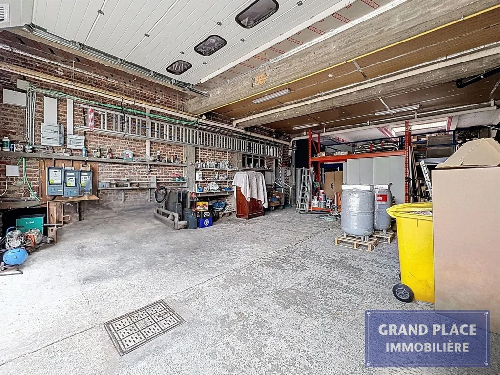 Garage - Immeuble avec Entrepôt et Appartements Rénovés près de Bruxelles