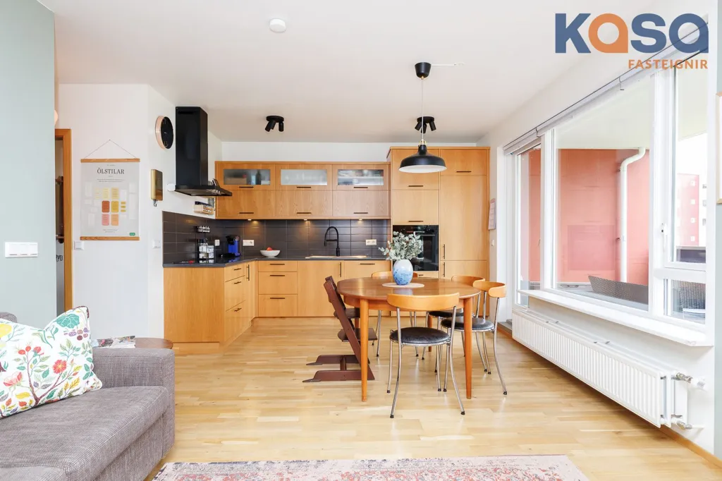 Salle à manger - 3-Bed Apartment with Balcony in Naustahverfi