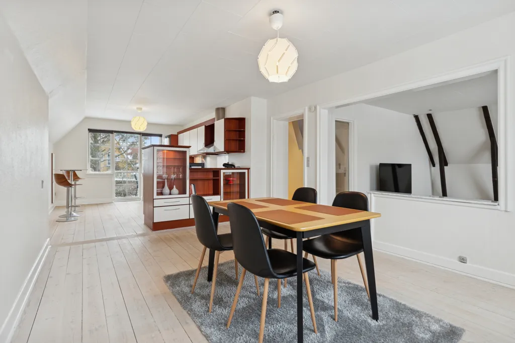 Dining Room - Light-Filled Apartment with Balcony in Odense M
