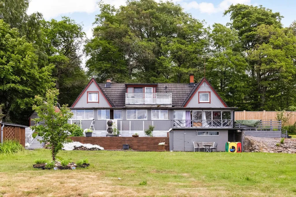 Jardin - Spacious Villa with Large Garden in Hanaskog