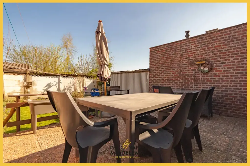 Terrasse - Appartement avec 3 Chambres et Zolder Inconstructible à Proximité des Transports