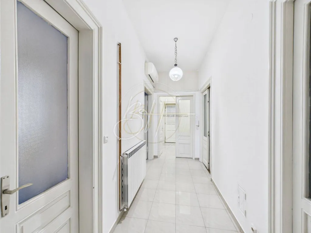 Esik - Apartment with Balcony in Pula Centre