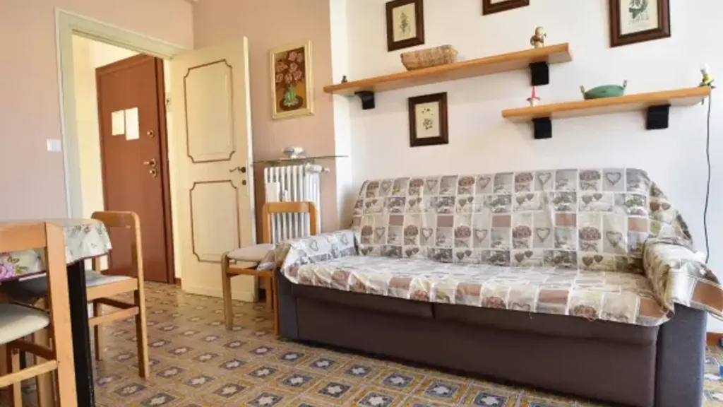 Salle à manger - Spacious 3-Room Apartment with Balcony in Loano