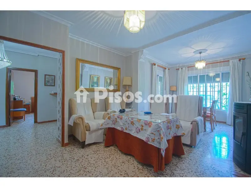 Söögituba - Chalet with Extensive Garden in Nuevo Bulevar