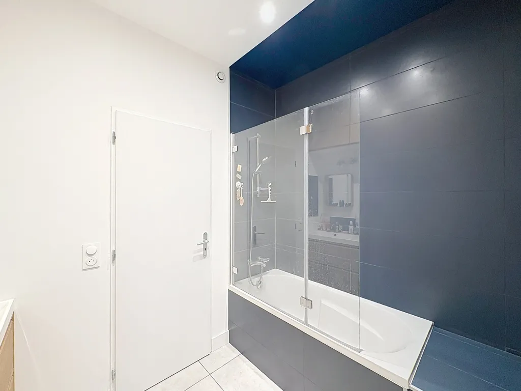 Bathrooms - Luxury Apartment with Garden in Montpellier