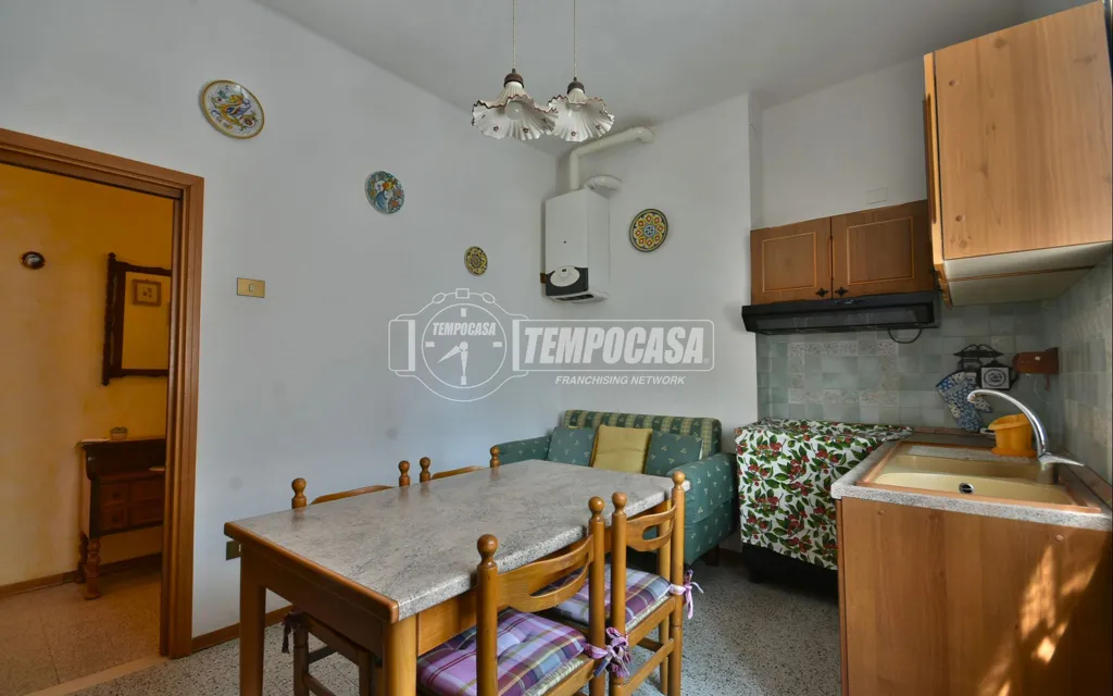 Dining Room - Spacious Flat with Mountain View in Osimo