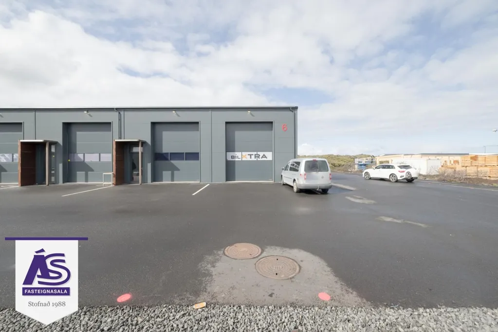 Välivaade - Industrial Unit with Loft in Hafnarfjörður