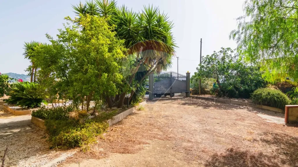 Jardin - Bifamiliar Villa with Garden in Caltanissetta