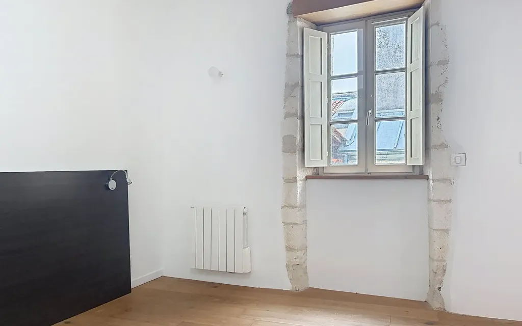 Pièces - Appartement Rénové avec Balcon au Centre de La Rochelle