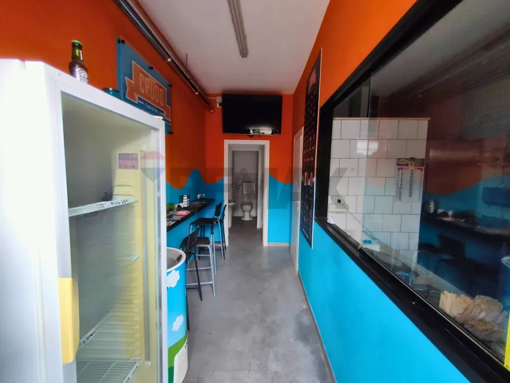 Pièces - Commercial Space with Vitrine in Piana del Sole, Rome