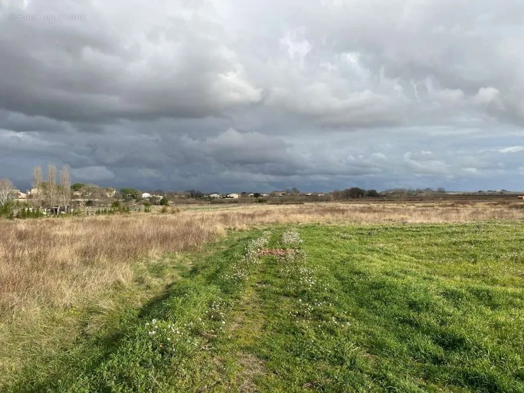 Aed - Constructible Plot in Pouzolles Village