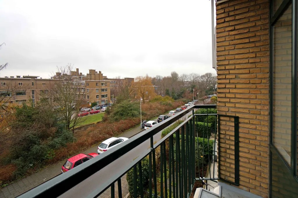 Balcon - Renovated 3-Bed Apartment with Balcony in Den Haag