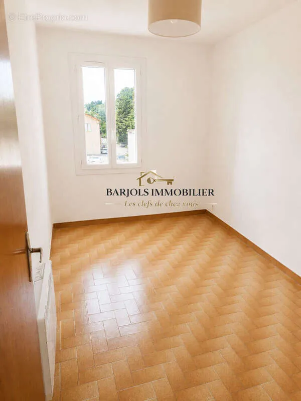 Pièces - Appartement Traversant avec Garage à Varages