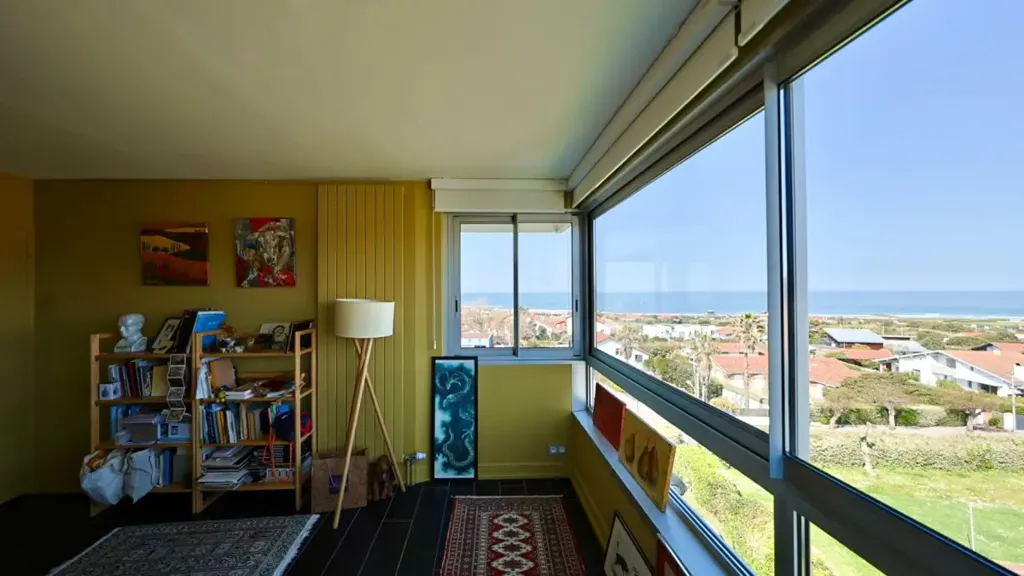 Séjour - Appartement Contemporain avec Vue Océan à Biarritz