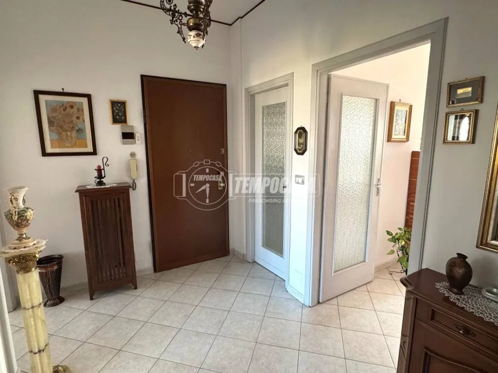 Esik - Rearranged Apartment with Balcony in Collegno
