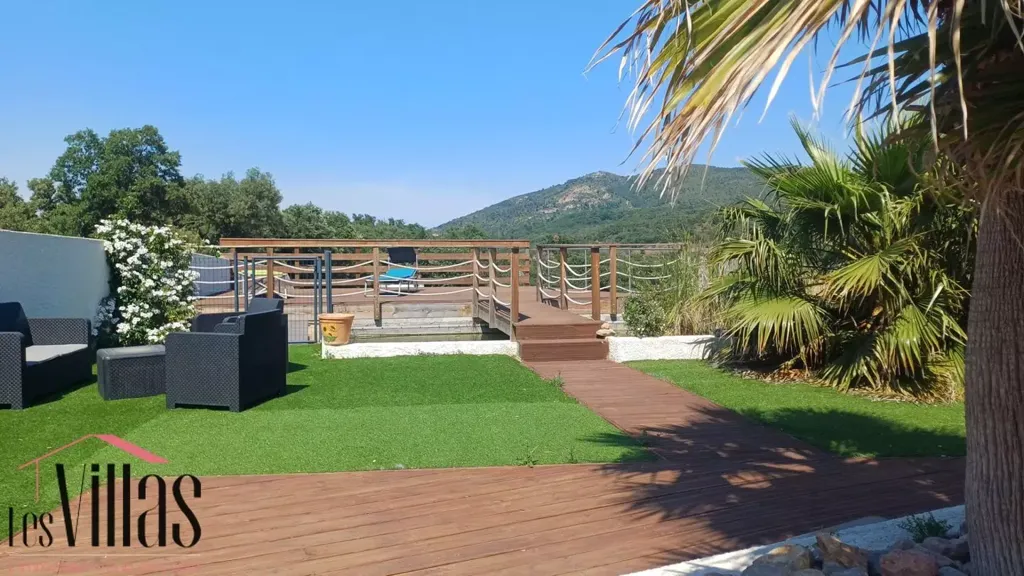 Jardin - Villa Contemporaine avec Piscine près de Cér
