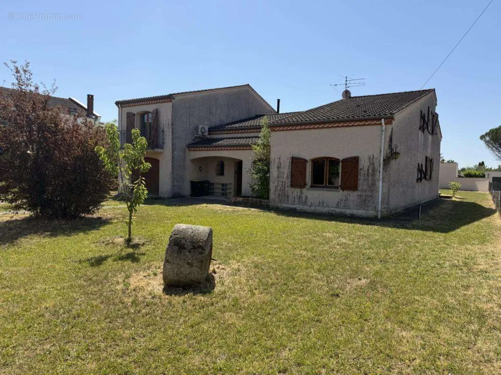 Extérieur - Maison avec Piscine et Jardin à Gaillac