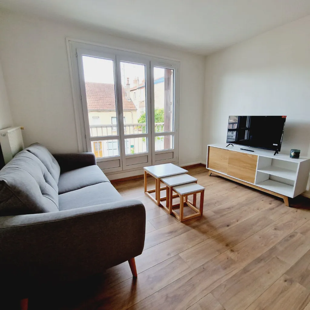 Séjour - Studio Rénové avec Balcon dans Environnement Calme