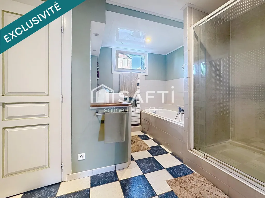 Salles de bain - Maison en Brique avec Garage et Dépendances près de Péronne
