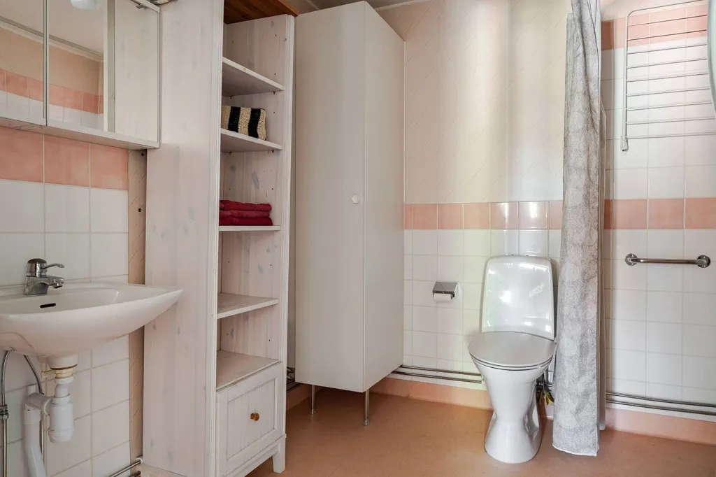 Salles de bain - Apartment with Balcony and Cathedral View in Skara