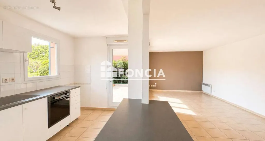 Cuisine - Appartement 3 Pièces avec Vue Lac et Piscine