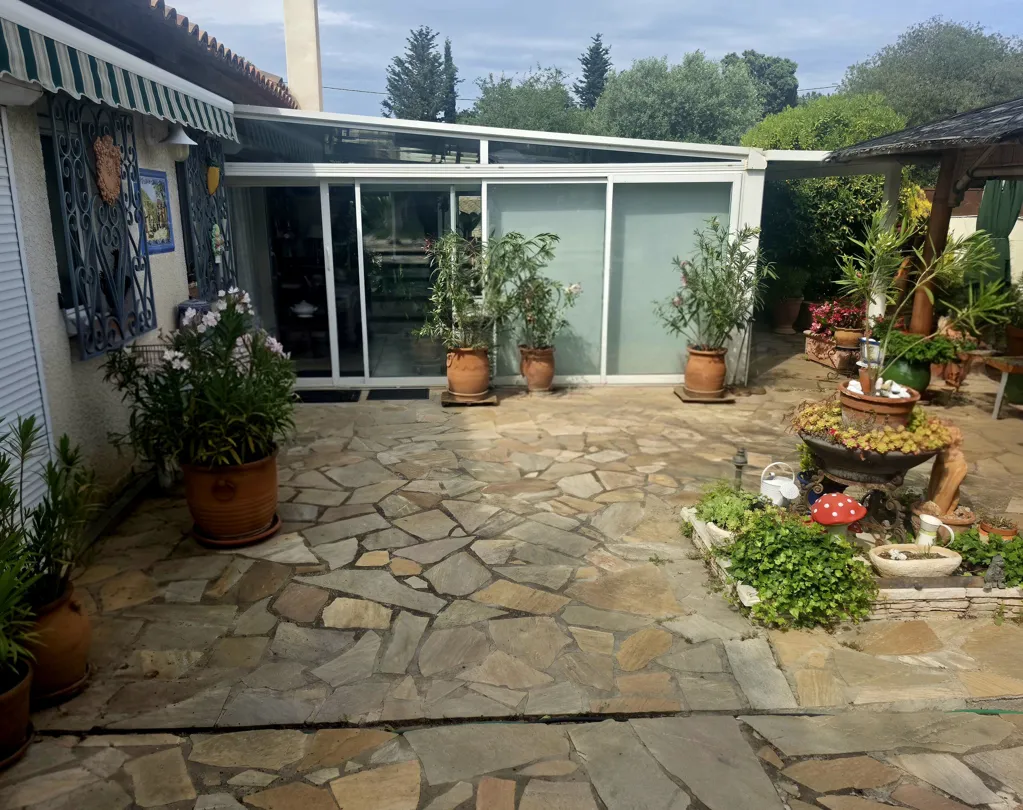 3-toaline maja asukohas Balaruc-le-Vieux