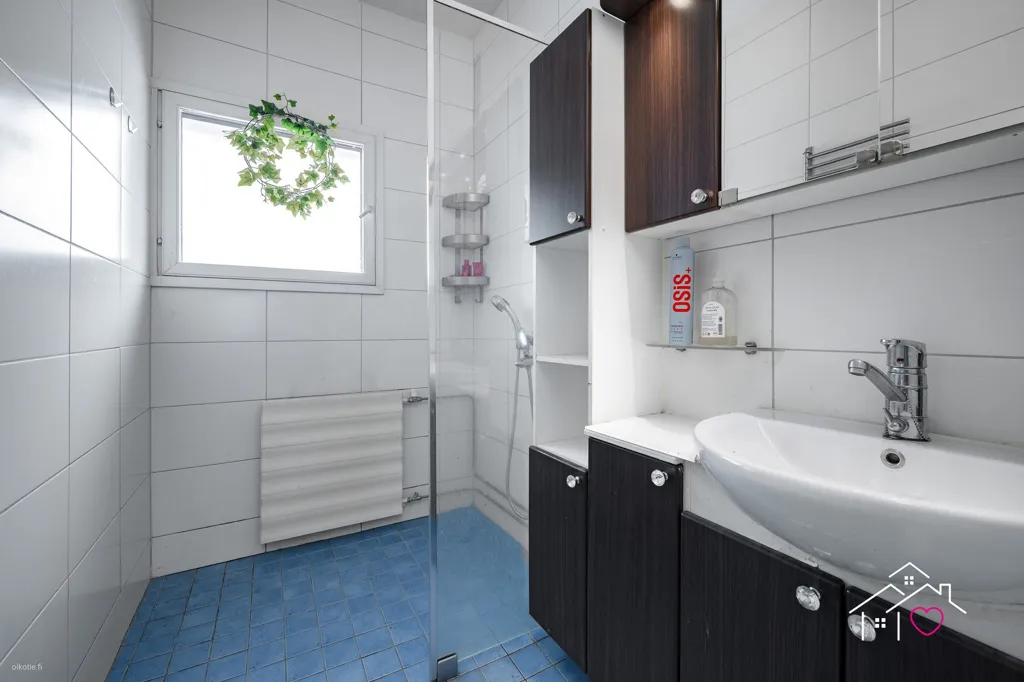 Bathrooms - Flat with Glazed Balcony in Riutoja