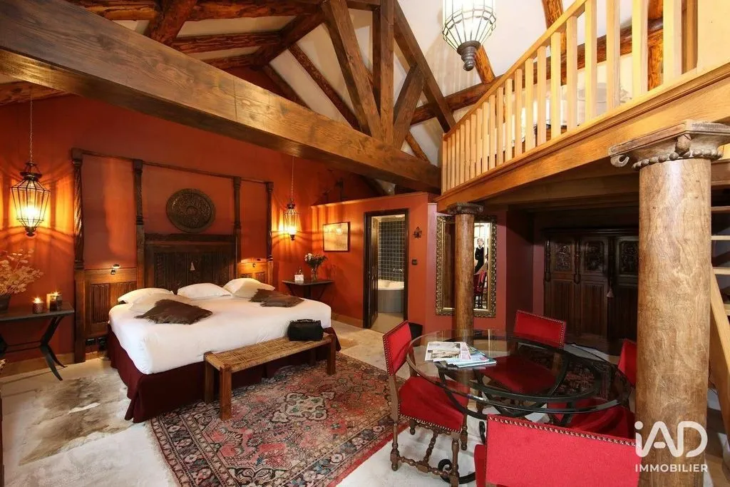 Magamistoad - Historic Château with Swimming Pool near Saint-Flour