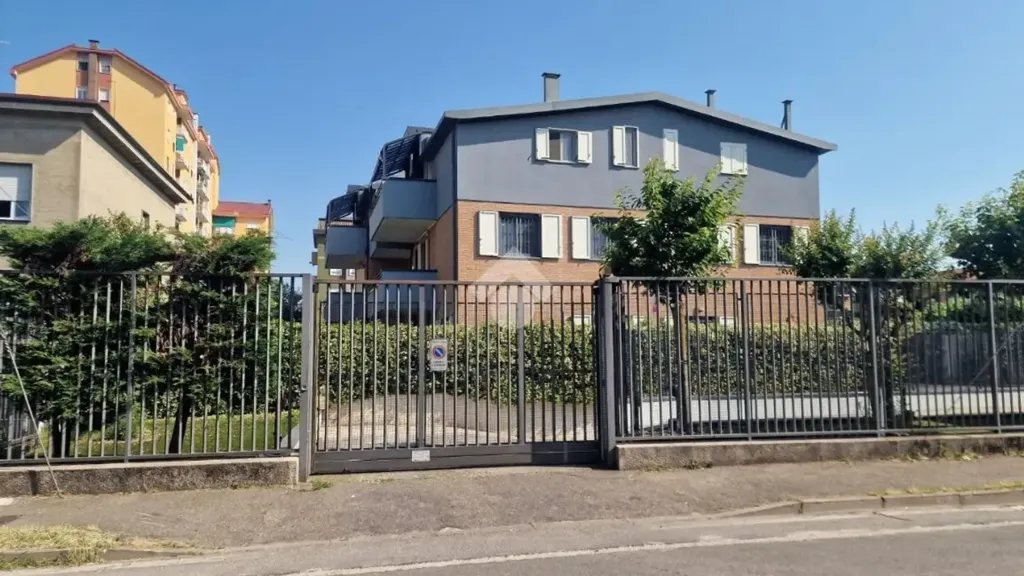 Modern Apartment with West Terrace in Muggiò