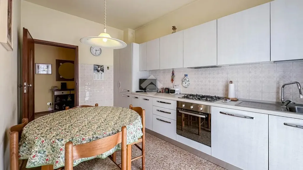 Cuisine - Three-Bedroom Apartment with Balcony in Carpi