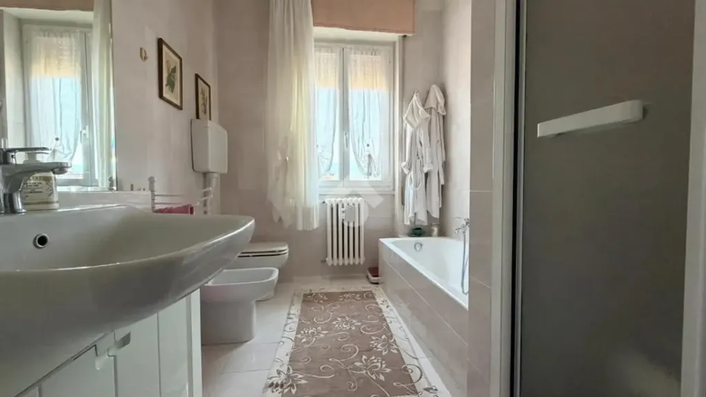 Bagni - Trilocale with Balcony in Brescia