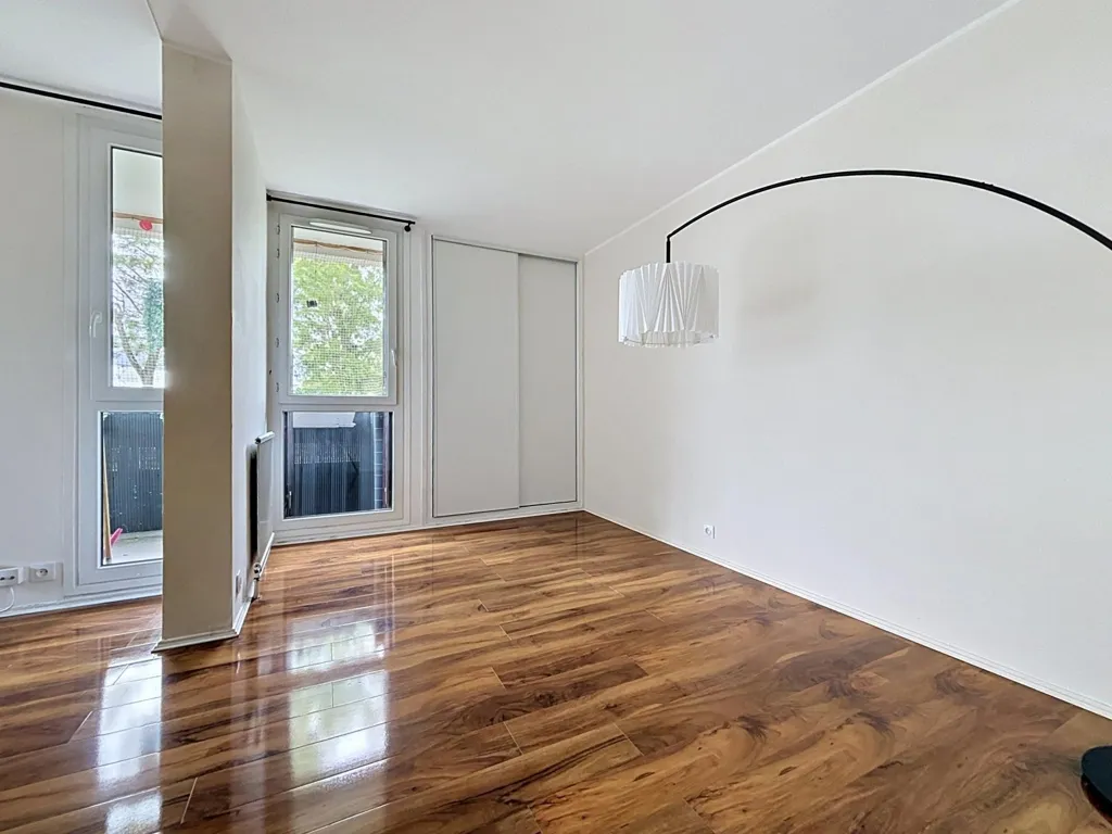Elutuba - 3-Bed Flat near Park in Elancourt